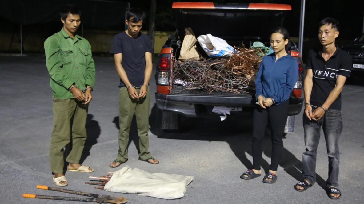 Nhóm đối tượng cùng số tang vật bị thu giữ.