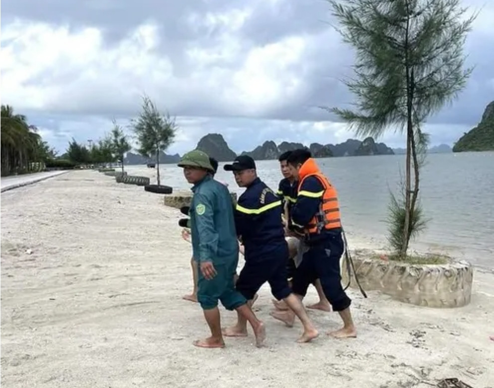 Lực lượng chức năng tìm thấy thi thể cháu L. sau hơn 3 giờ tìm kiếm.