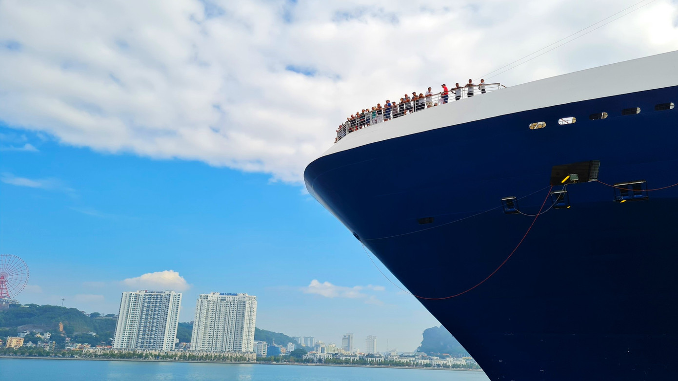 Và là lần thứ 5 cập cảng tại Hạ Long của tàu Celebrity Solstice trong năm 2023. Và là lần thứ 5 cập cảng tại Hạ Long của tàu Celebrity Solstice trong năm 2023.