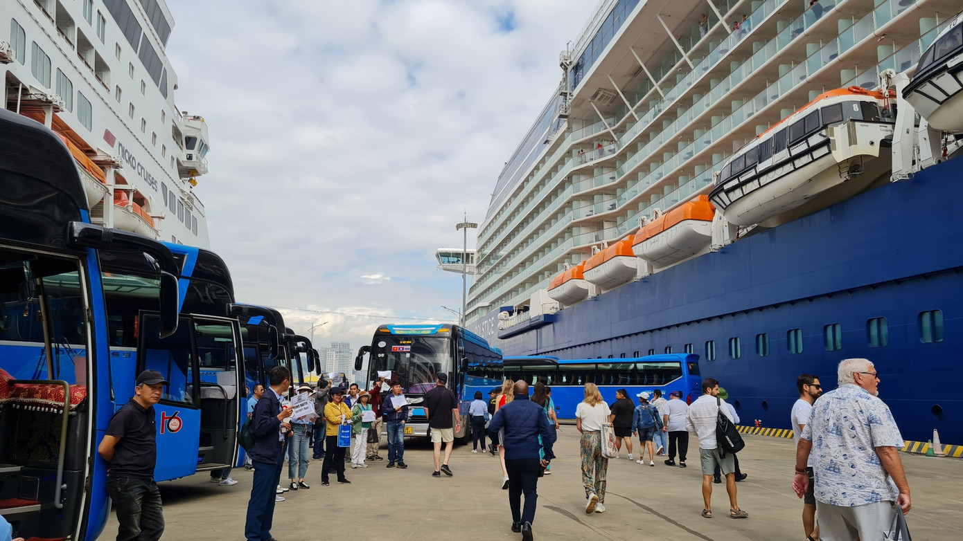 Trong đó, tàu Celebrity Solstice mang theo hơn 3.000 du khách châu Âu, châu Mỹ. Trong đó, tàu Celebrity Solstice mang theo hơn 3.000 du khách châu Âu, châu Mỹ.