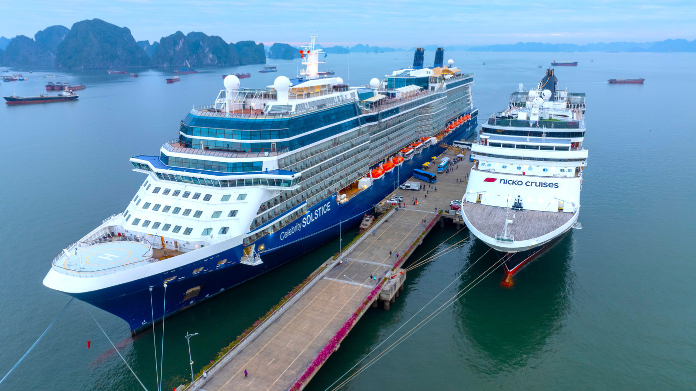 Tàu Vasco Da Gama mang theo gần 650 du khách Đức đến tham quan, du lịch Hạ Long. Tàu Vasco Da Gama mang theo gần 650 du khách Đức đến tham quan, du lịch Hạ Long.