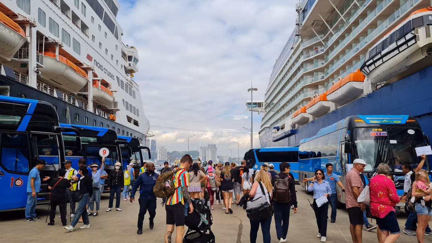 Được biết, đây là lần đầu tiên tàu Vasco Da Gama cập cảng tại Hạ Long. Được biết, đây là lần đầu tiên tàu Vasco Da Gama cập cảng tại Hạ Long.