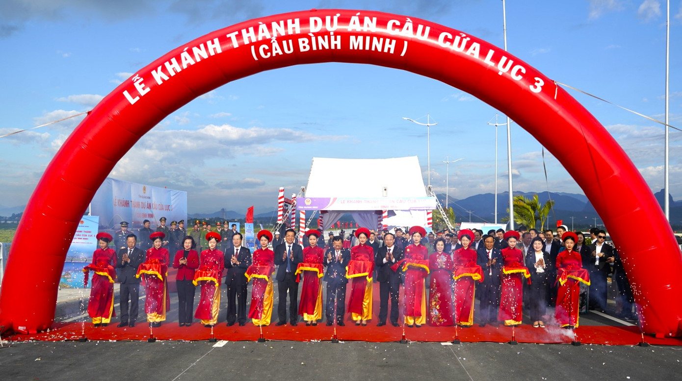 Lãnh đạo tỉnh QUảng Ninh cắt băng khánh thành cầu Bình Minh. Lãnh đạo tỉnh QUảng Ninh cắt băng khánh thành cầu Bình Minh.