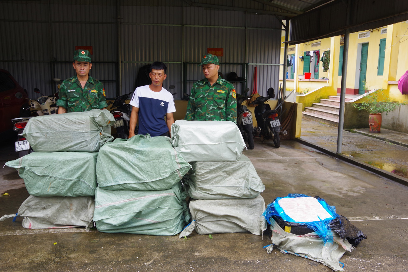 Đối tượng Nguyễn Văn Chung cùng số tang vật bị bắt giữ. Đối tượng Nguyễn Văn Chung cùng số tang vật bị bắt giữ.