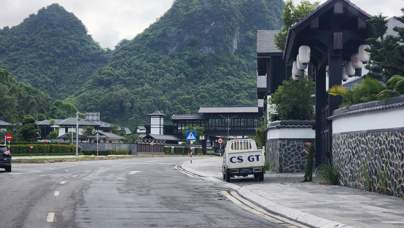 Lực lượng chức năng TP Cẩm Phả lập chốt kiểm soát xe quá tải trên tuyến đường bao biển sau phản ánh của báo Tiền Phong. Lực lượng chức năng TP Cẩm Phả lập chốt kiểm soát xe quá tải trên tuyến đường bao biển sau phản ánh của báo Tiền Phong.