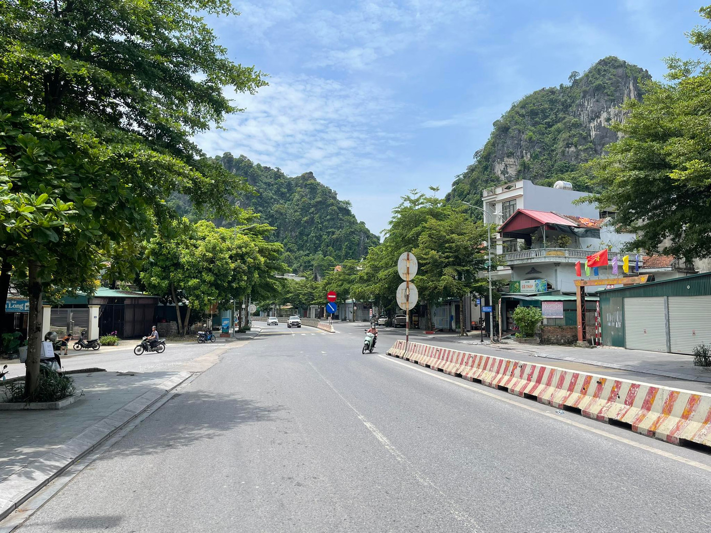 Quốc lộ 18 đoạn đi qua địa bàn phường Hà Phong không còn bóng dáng xe 'hổ vồ' quá tải hoạt động. Quốc lộ 18 đoạn đi qua địa bàn phường Hà Phong không còn bóng dáng xe 'hổ vồ' quá tải hoạt động.