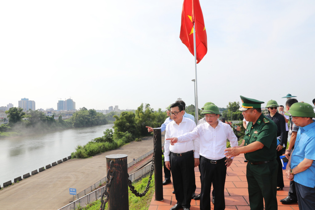 Chủ tịch UBND tỉnh Quảng Ninh ông Cao Tường Huy kiểm tra công tác phòng chống bão tại TP Móng Cái. Chủ tịch UBND tỉnh Quảng Ninh ông Cao Tường Huy kiểm tra công tác phòng chống bão tại TP Móng Cái.