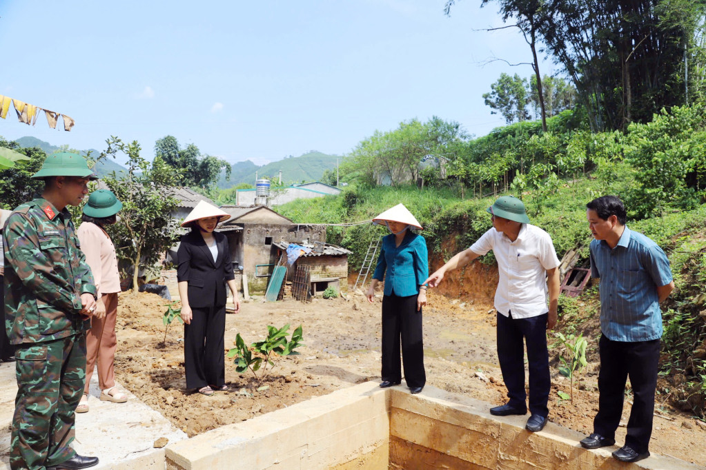 Bà Vi Ngọc Bích, Phó Chủ tịch Thường trực HĐND tỉnh, cùng lãnh đạo huyện Bình Liêu kiểm tra khu vực có nguy cơ sạt lở tại thôn Đồng Thanh, xã Hoành Mô, huyện Bình Liêu. Bà Vi Ngọc Bích, Phó Chủ tịch Thường trực HĐND tỉnh, cùng lãnh đạo huyện Bình Liêu kiểm tra khu vực có nguy cơ sạt lở tại thôn Đồng Thanh, xã Hoành Mô, huyện Bình Liêu.