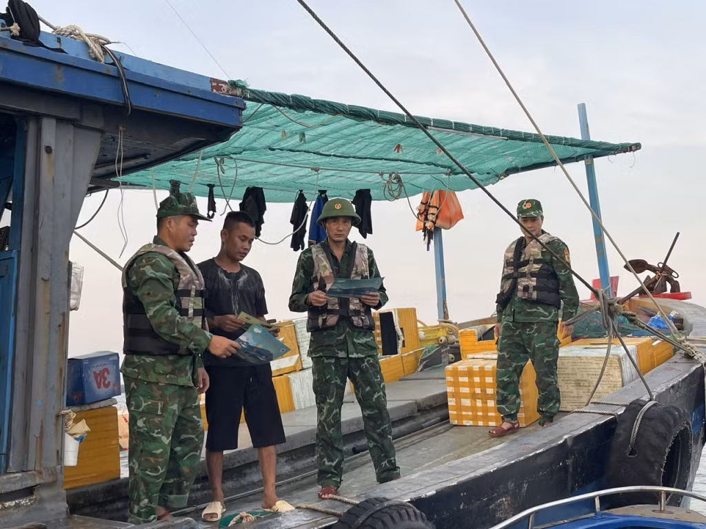Cán bộ Đồn Biên Phòng Trà Cổ vận động, tuyên truyền ngư dân vùng biển đưa tàu thuyền vào nơi tránh trú an toàn. Cán bộ Đồn Biên Phòng Trà Cổ vận động, tuyên truyền ngư dân vùng biển đưa tàu thuyền vào nơi tránh trú an toàn.