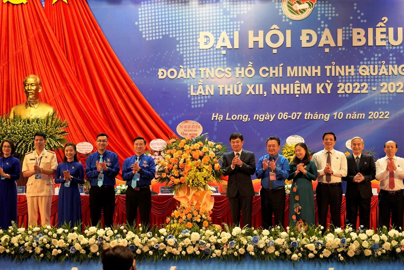 Lãnh đạo tỉnh Quảng Ninh tặng hoa chúc mừng Đại hội Đoàn.