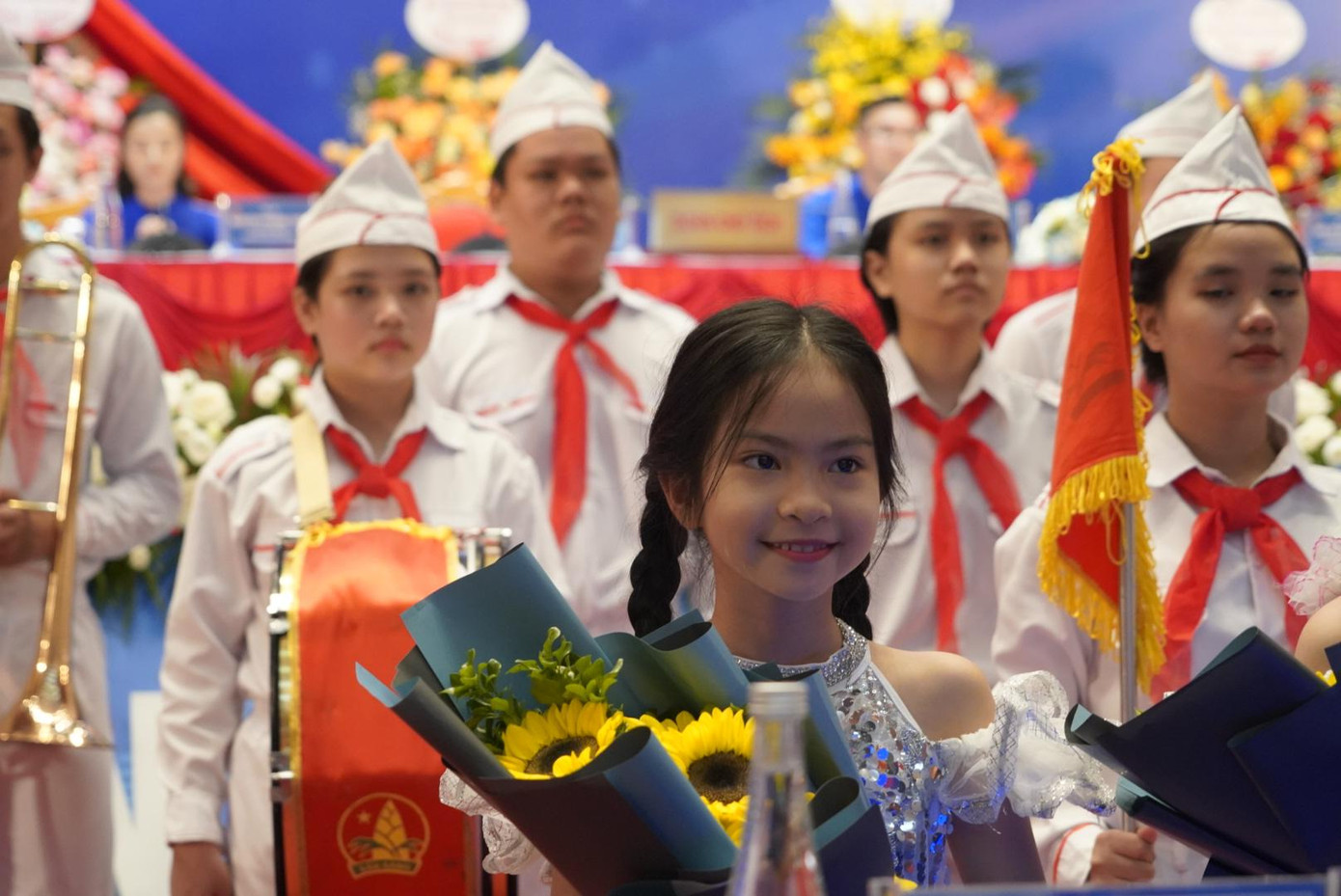 Các em thiếu nhi tặng hoa các đại biểu và chúc mừng Đại hội.