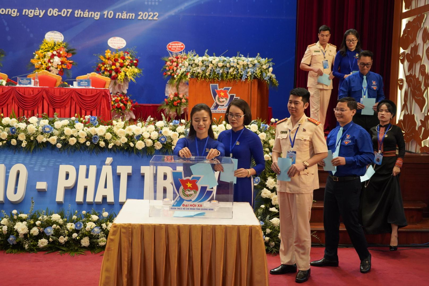 Các đại biểu bỏ phiếu bầu tại Đại hội Đoàn TNCS Hồ Chí Minh tỉnh Quảng Ninh lần thứ XII, nhiệm kỳ 2022 – 2027.