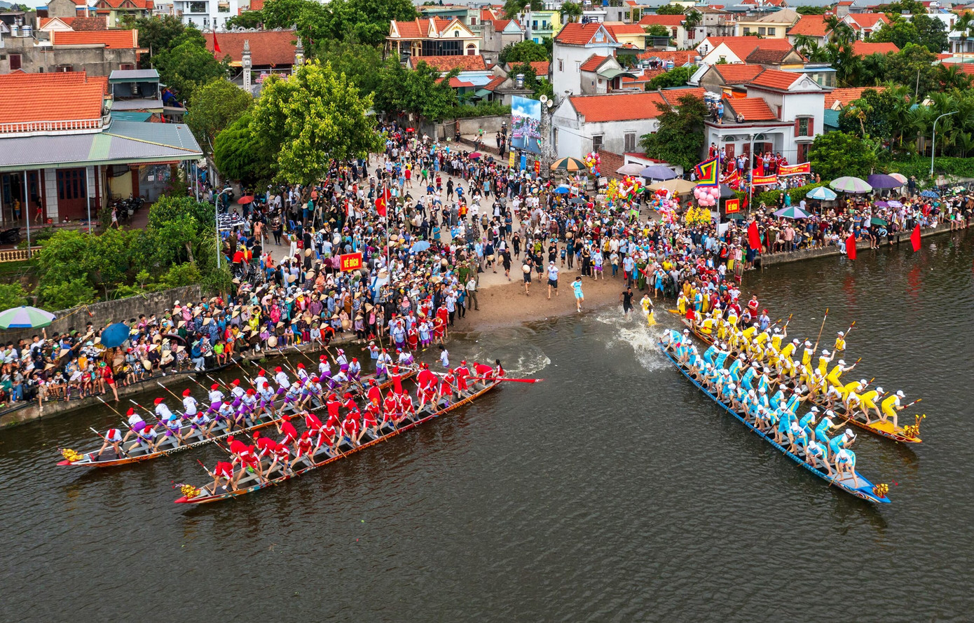 Lễ hội đua thuyền của người dân xã đảo Hà Nam, thị xã Quảng Yên.