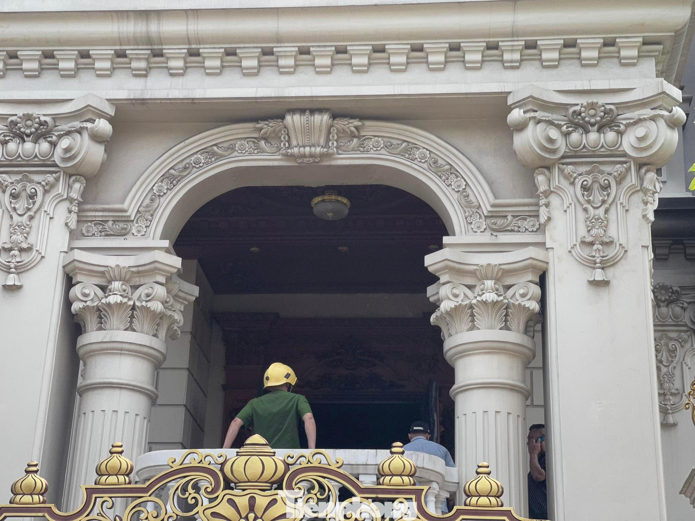 Phần tầng 3 của ngôi nhà ít chịu ảnh hưởng của đám cháy. Phần tầng 3 của ngôi nhà ít chịu ảnh hưởng của đám cháy.