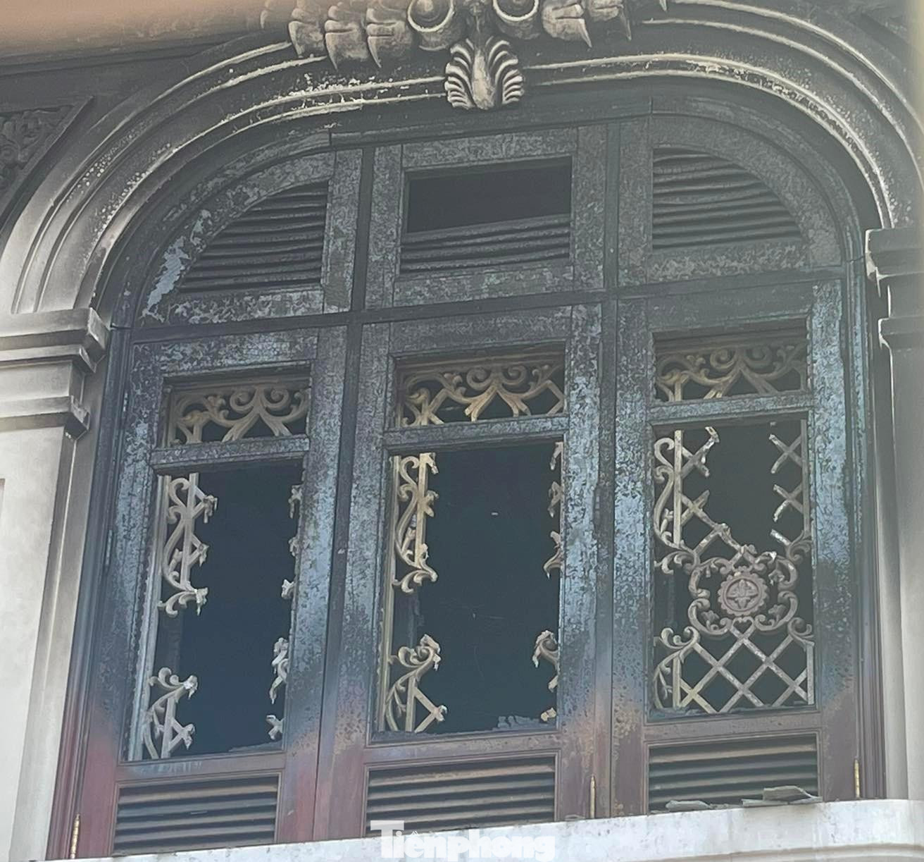 Phần cửa sổ và một số cửa ở tầng 2 bị thiệt hại nặng nề. Phần cửa sổ và một số cửa ở tầng 2 bị thiệt hại nặng nề.