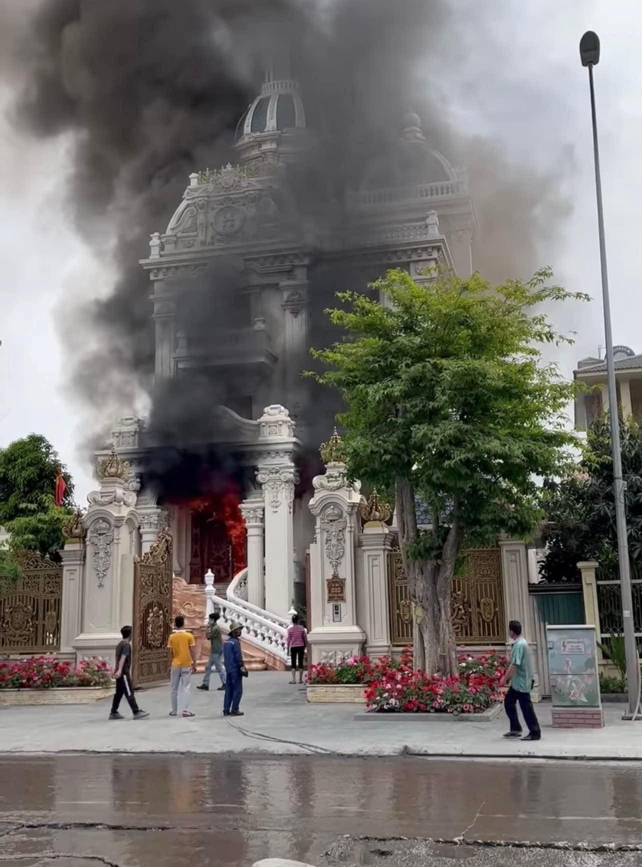 Ngọn lửa bốc lên từ tầng 1. Ngọn lửa bốc lên từ tầng 1.