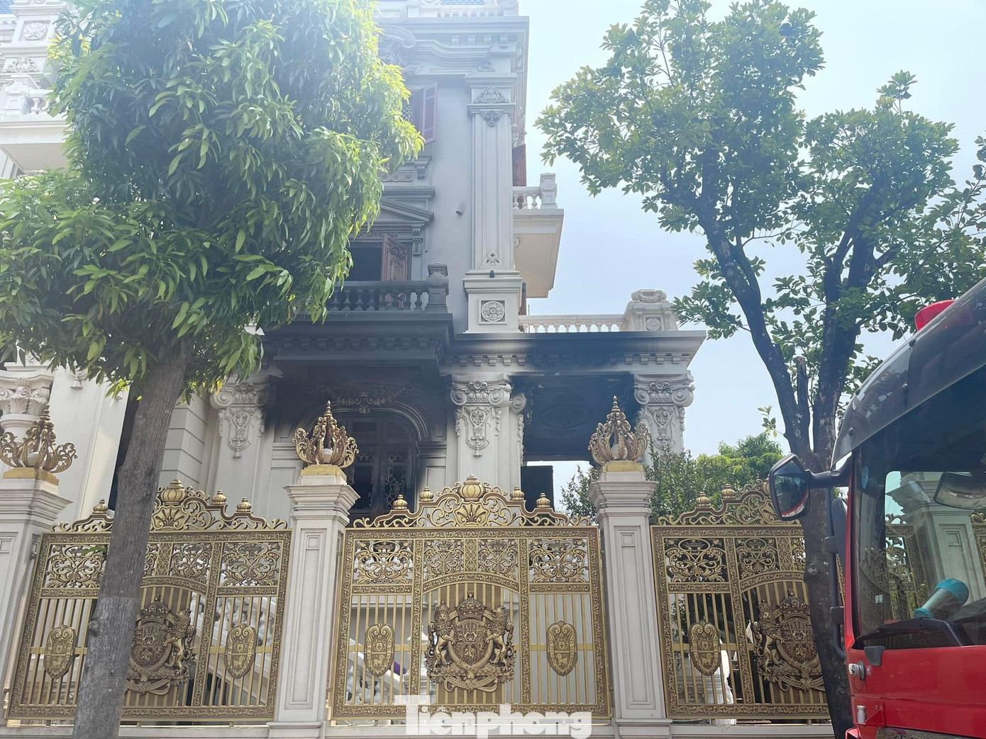 Phần tầng 1 và 2 của ngôi nhà bị cháy đen lan cả ra bên ngoài. Phần tầng 1 và 2 của ngôi nhà bị cháy đen lan cả ra bên ngoài.