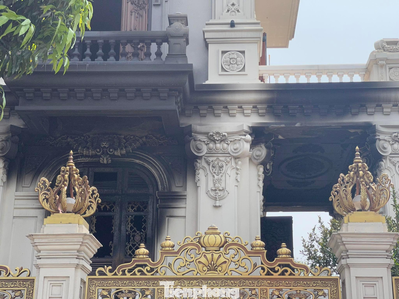 Ngọn lửa bùng phát từ gian bếp rồi lan rộng ra cả tòa "lâu đài". Ngọn lửa bùng phát từ gian bếp rồi lan rộng ra cả tòa "lâu đài".