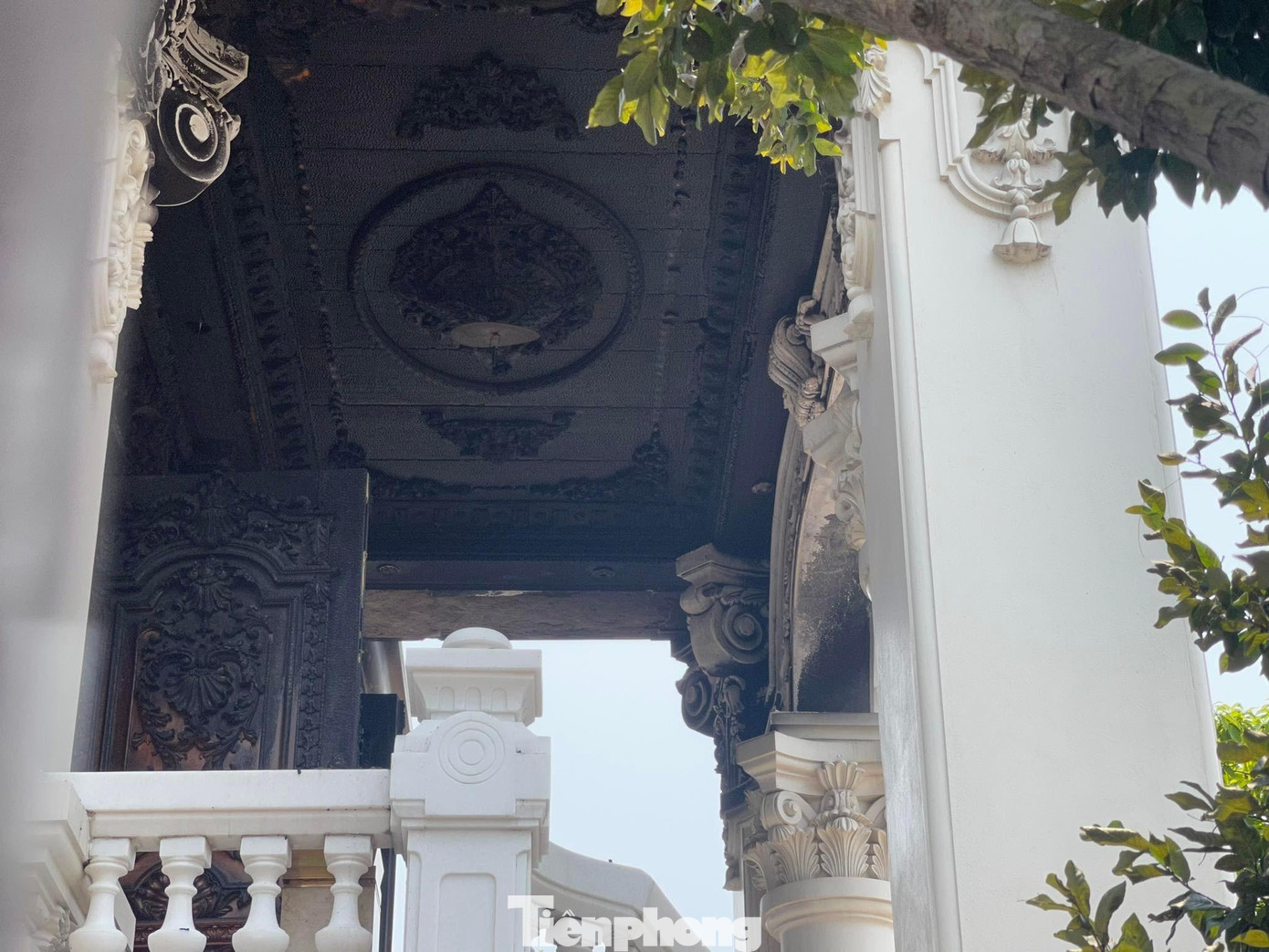 Cửa gỗ, trần gỗ phía bên ngoài hiên cũng bị cháy đen. Cửa gỗ, trần gỗ phía bên ngoài hiên cũng bị cháy đen.