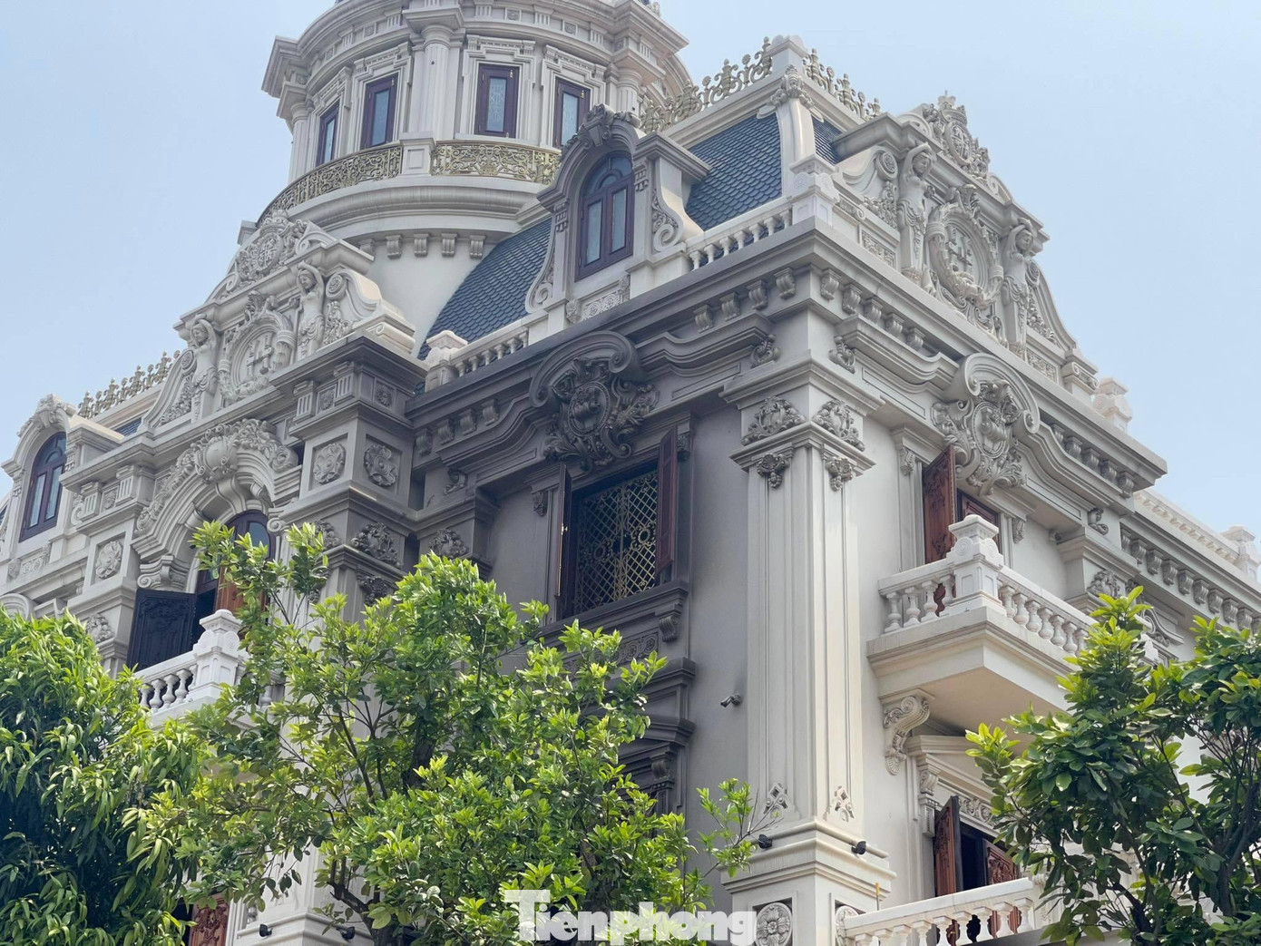 Giới kinh doanh bất động sản nhận định giá trị của tòa "lâu đài" này lên đến vài trăm tỷ đồng. Giới kinh doanh bất động sản nhận định giá trị của tòa "lâu đài" này lên đến vài trăm tỷ đồng.