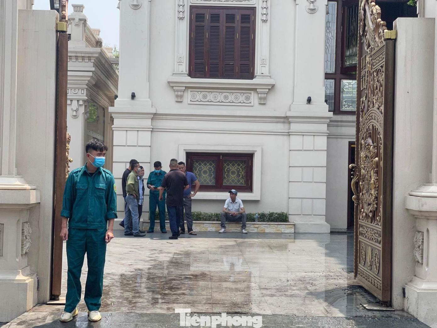 Cơ quan chức năng TP. Cẩm Phả huy động hàng chục phương tiện và hơn 100 người dập lửa. Cơ quan chức năng TP. Cẩm Phả huy động hàng chục phương tiện và hơn 100 người dập lửa.