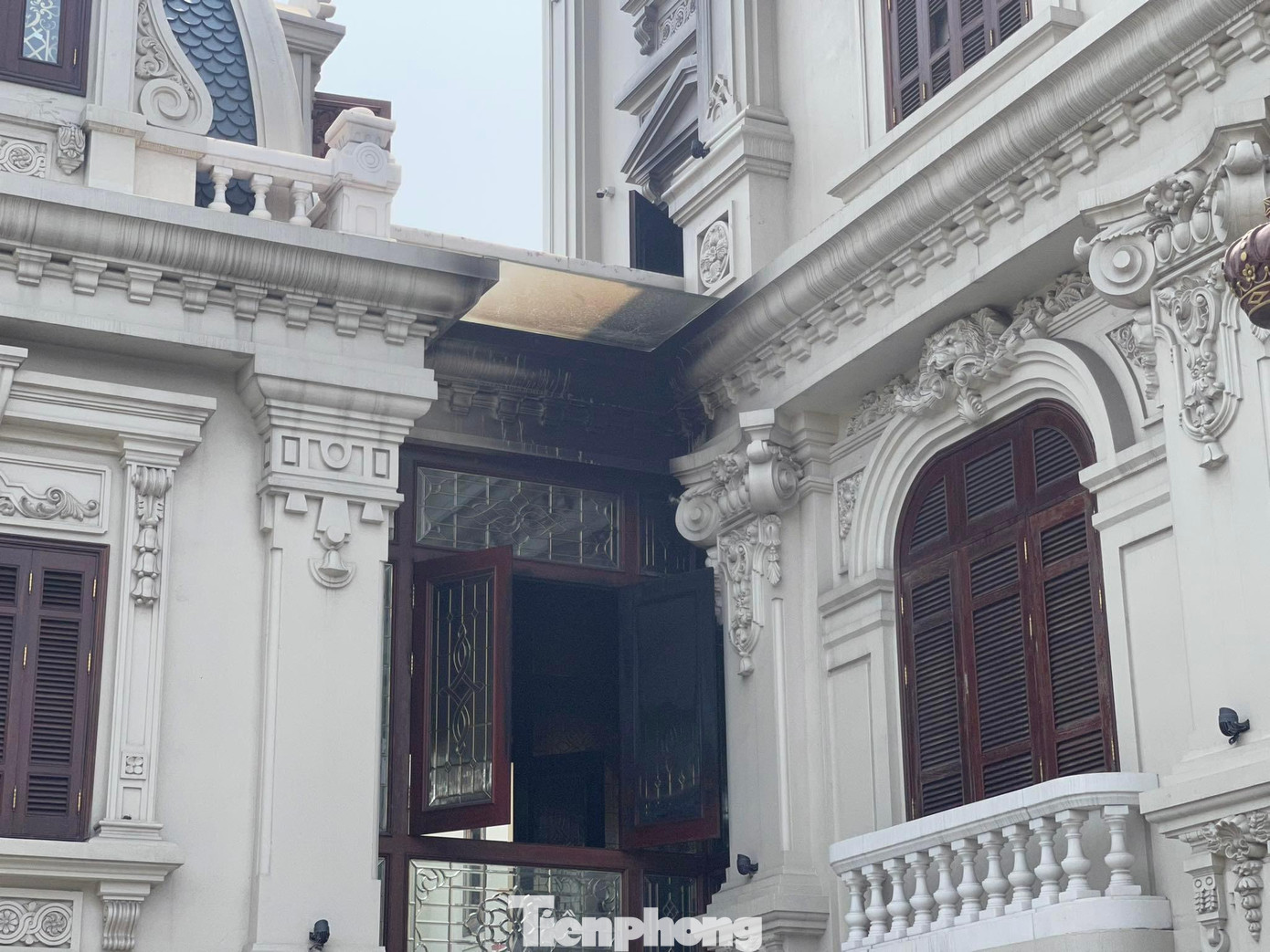 Phần bên trong bị ám đen vì khói. Phần bên trong bị ám đen vì khói.