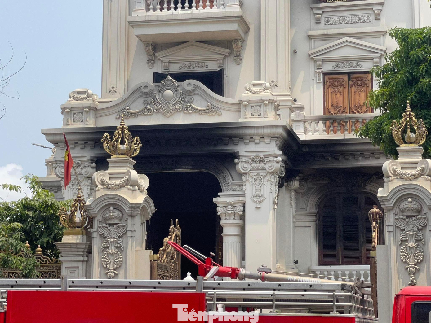 Đám cháy khiến tòa "lâu đài" bị ám đen nhiều phần. Đám cháy khiến tòa "lâu đài" bị ám đen nhiều phần.