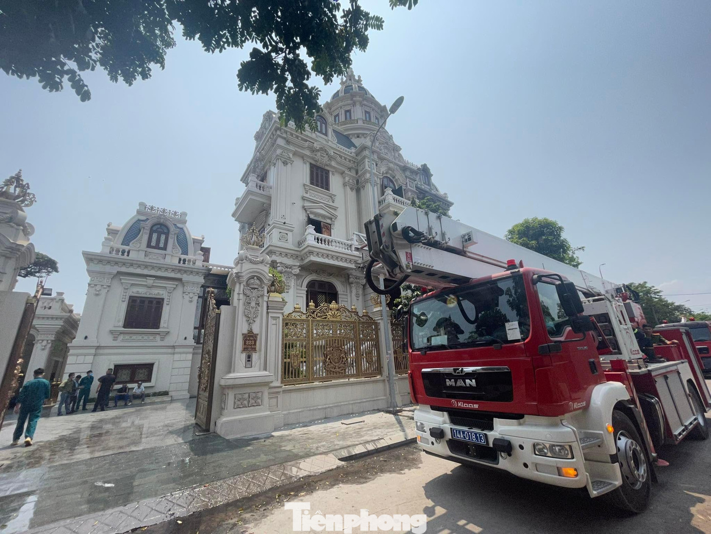 Lực lượng chức năng huy động xe chuyên dụng để dập lửa và giải cứu người mắc kẹt. Lực lượng chức năng huy động xe chuyên dụng để dập lửa và giải cứu người mắc kẹt.