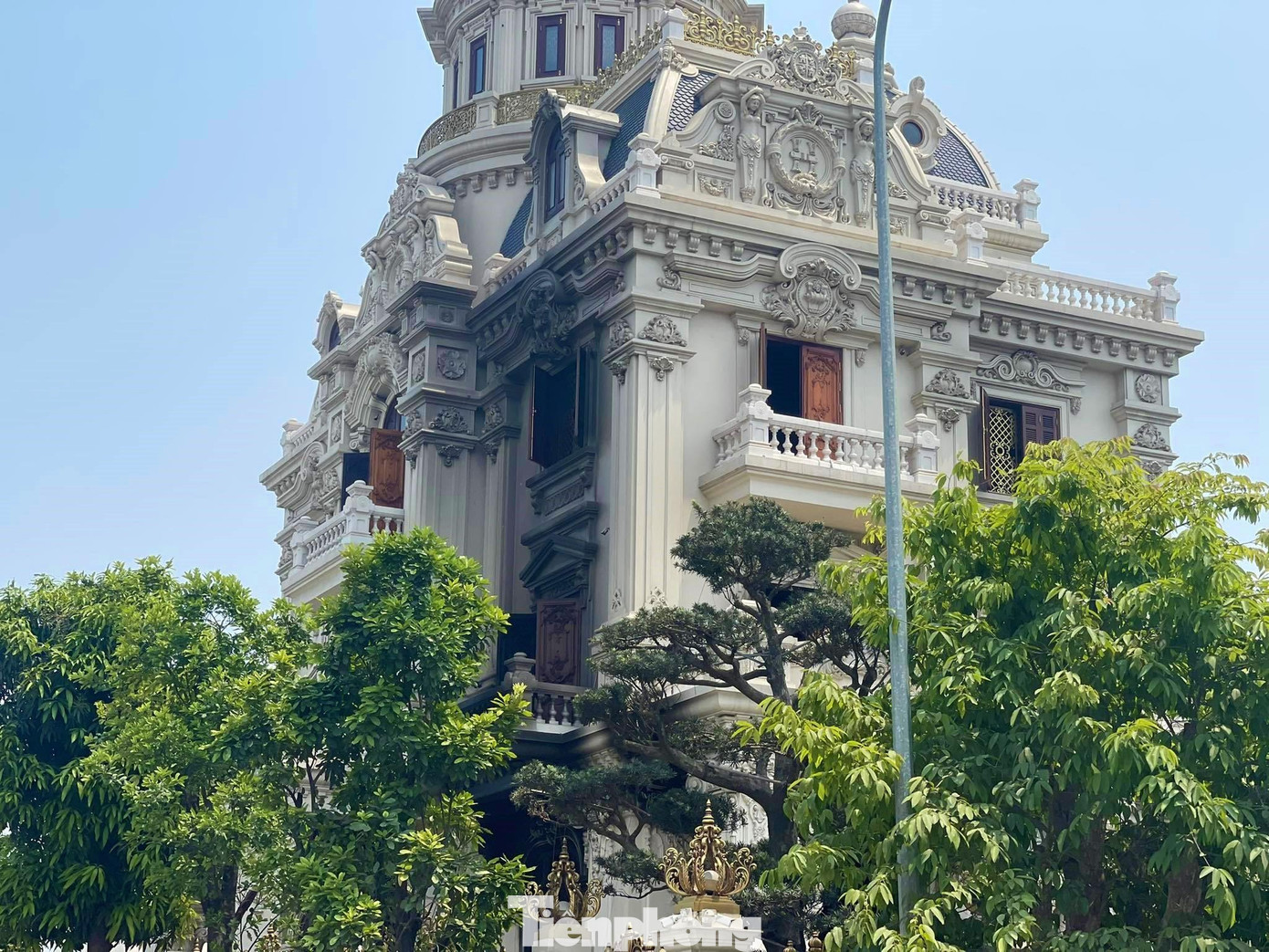 Ở Cẩm Phả không chỉ riêng tòa "lâu đài" này được định giá hàng trăm tỷ mà còn nhiều tòa lâu đài khác cũng có giá trị không kém nằm rải rác ở những vị trí đắc địa. Ở Cẩm Phả không chỉ riêng tòa "lâu đài" này được định giá hàng trăm tỷ mà còn nhiều tòa lâu đài khác cũng có giá trị không kém nằm rải rác ở những vị trí đắc địa.