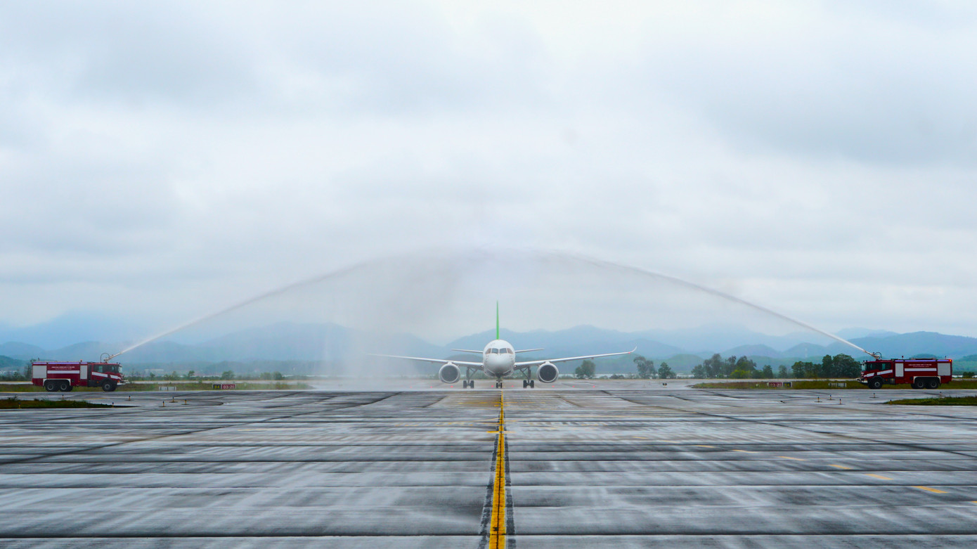 Máy bay C919 được chào đón bằng nghi thức phun vòi rồng khi vừa hạ cánh Cảng HKQT Vân Đồn, Quảng Ninh.
