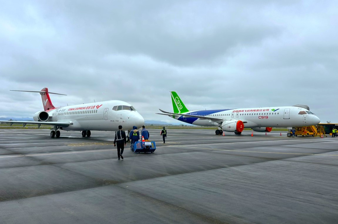 Hai chiếc máy bay này sẽ tham gia Triển lãm và trình diễn Comac Airshow từ ngày 26-29/2 tại Vân Đồn.