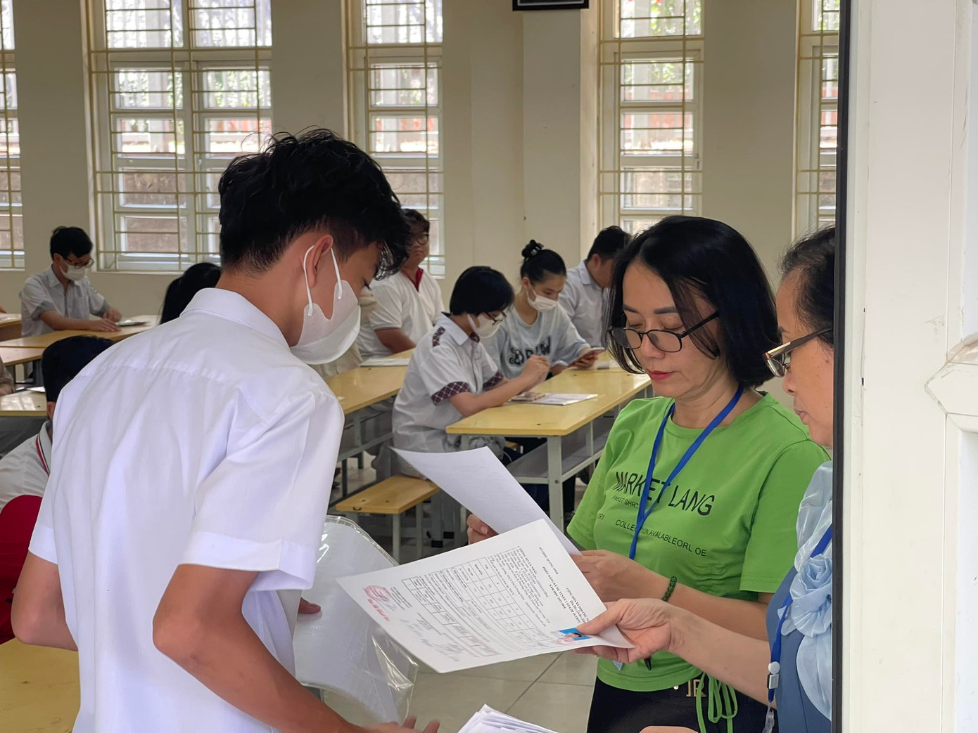 Trong đó có 1.369 cán bộ coi thi, 287 cán bộ giám sát, 64 chiến sĩ công an trực 24/24 giờ, 71 chiến sĩ công an trực vòng ngoài. Trong đó có 1.369 cán bộ coi thi, 287 cán bộ giám sát, 64 chiến sĩ công an trực 24/24 giờ, 71 chiến sĩ công an trực vòng ngoài.