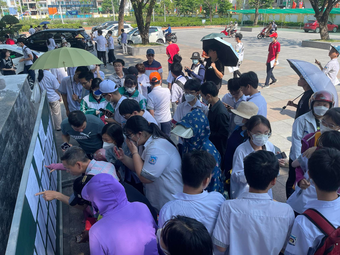 Tỉnh Quảng Ninh bố trí 32 hội đồng coi thi (tăng 2 hội đồng coi thi so với năm 2022), với 653 phòng thi chính thức và 42 phòng thi dự phòng. Tỉnh Quảng Ninh bố trí 32 hội đồng coi thi (tăng 2 hội đồng coi thi so với năm 2022), với 653 phòng thi chính thức và 42 phòng thi dự phòng.