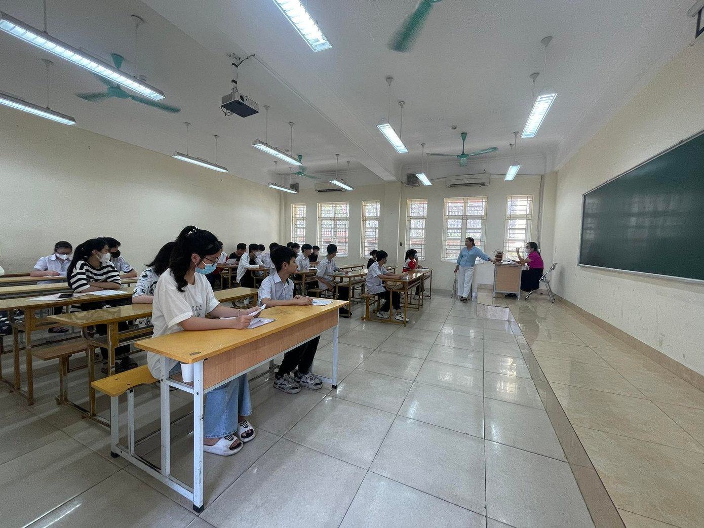 Kỳ thi tổ chức thi 3 môn chung: Toán, Ngữ văn và Ngoại ngữ (Tiếng Anh, Tiếng Trung Quốc). 10 môn chuyên: Toán, Tin học, Vật lí, Hoá học, Sinh học, Ngữ văn, Lịch sử, Địa lí, Tiếng Anh và Tiếng Trung Quốc. Kỳ thi tổ chức thi 3 môn chung: Toán, Ngữ văn và Ngoại ngữ (Tiếng Anh, Tiếng Trung Quốc). 10 môn chuyên: Toán, Tin học, Vật lí, Hoá học, Sinh học, Ngữ văn, Lịch sử, Địa lí, Tiếng Anh và Tiếng Trung Quốc.