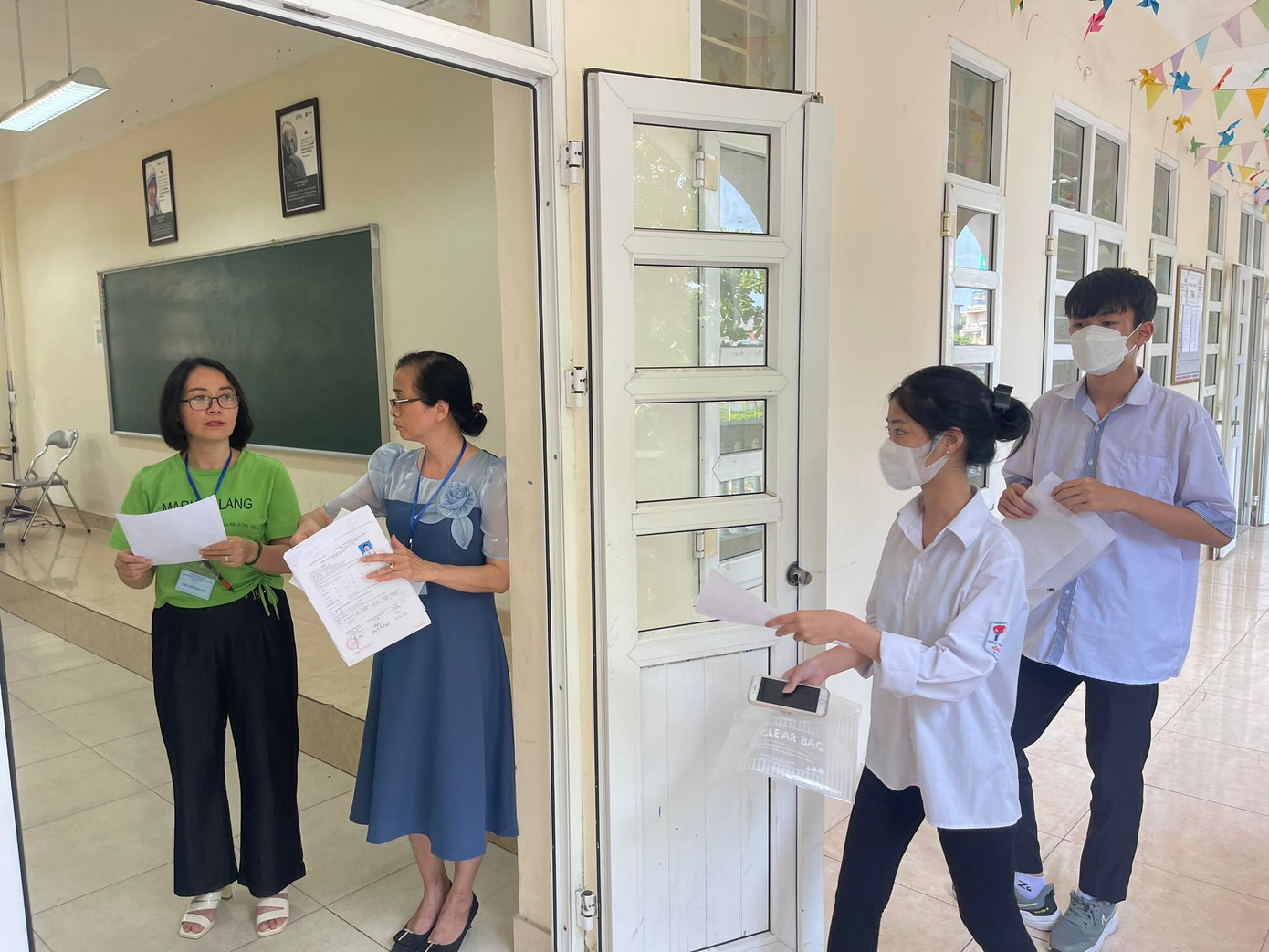 Tỉnh Quảng Ninh điều động khoảng gần 2.200 cán bộ, giáo viên, nhân viên và lực lượng phối hợp tham gia làm nhiệm vụ tại 32 hội đồng coi thi đảm bảo đúng, đủ cơ cấu, thành phần và số lượng theo quy định. Tỉnh Quảng Ninh điều động khoảng gần 2.200 cán bộ, giáo viên, nhân viên và lực lượng phối hợp tham gia làm nhiệm vụ tại 32 hội đồng coi thi đảm bảo đúng, đủ cơ cấu, thành phần và số lượng theo quy định.