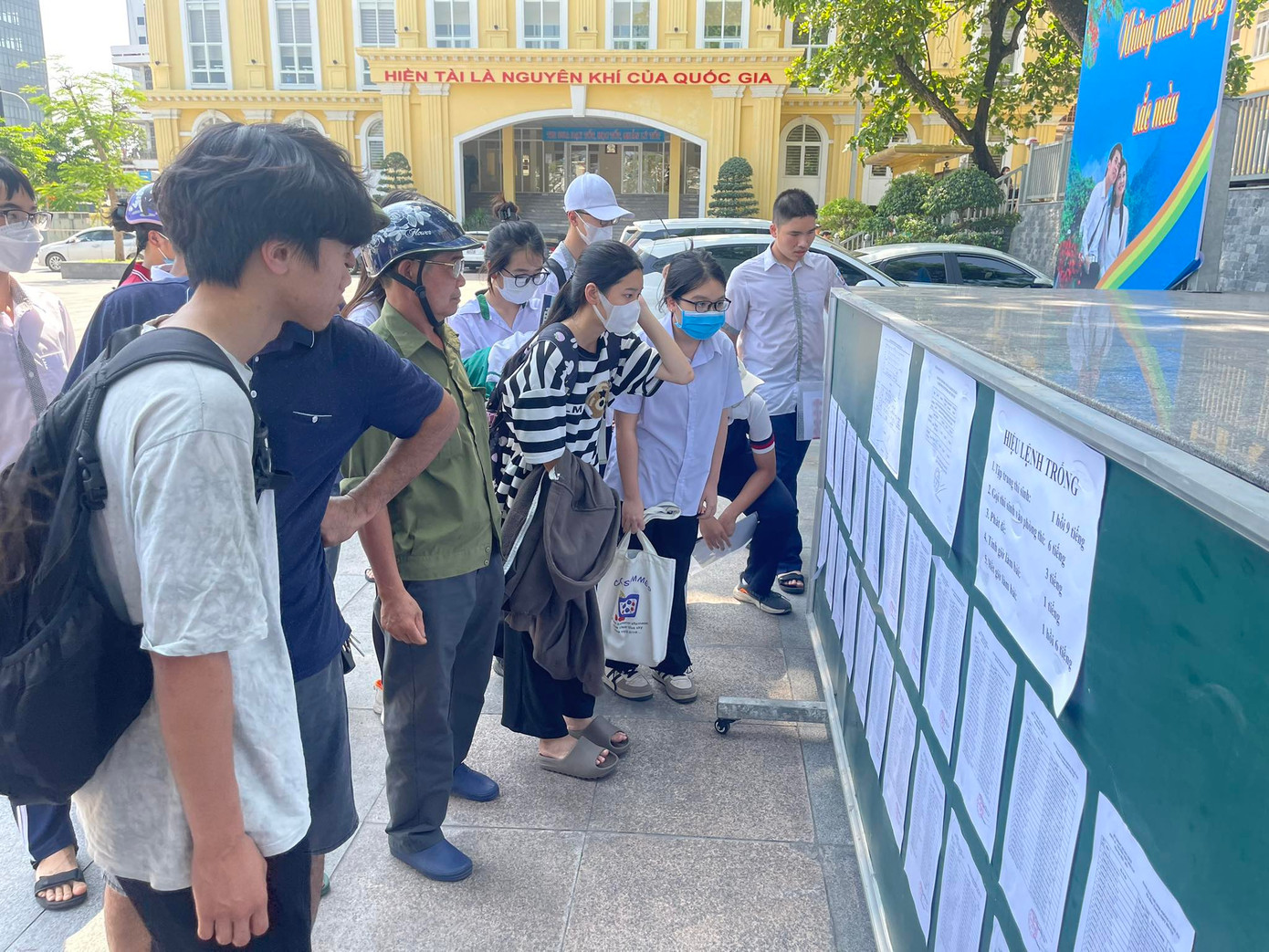 Chiều 31/5, hơn 15 nghìn thí sinh ở Quảng Ninh đã đến phòng thi làm thủ tục dự thi như nhận thẻ dự thi, đính chính các sai sót về thủ tục, giấy tờ và nghe phổ biến quy chế thi, lịch thi vào lớp 10. Năm nay, toàn tỉnh Quảng Ninh có 30/36 trường THPT công lập tổ chức thi tuyển sinh vào lớp 10 với 15.403 thí sinh đăng ký dự thi. Chiều 31/5, hơn 15 nghìn thí sinh ở Quảng Ninh đã đến phòng thi làm thủ tục dự thi như nhận thẻ dự thi, đính chính các sai sót về thủ tục, giấy tờ và nghe phổ biến quy chế thi, lịch thi vào lớp 10. Năm nay, toàn tỉnh Quảng Ninh có 30/36 trường THPT công lập tổ chức thi tuyển sinh vào lớp 10 với 15.403 thí sinh đăng ký dự thi.