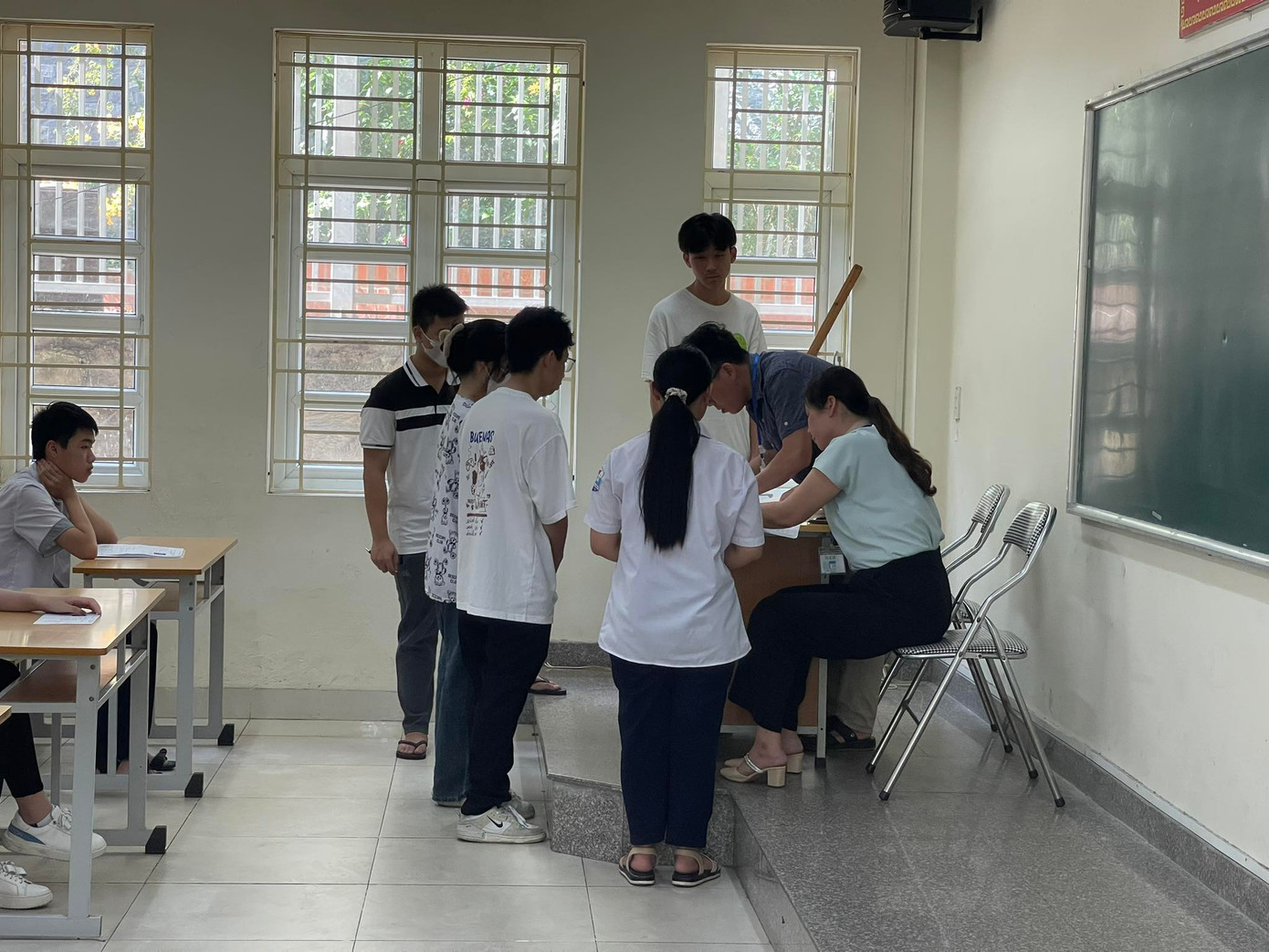 Lịch thi cụ thể tại Quảng Ninh: Ngày 1/6, buổi sáng thi môn Ngữ văn (chung), thời gian làm bài 120 phút, buổi chiều thi môn Ngoại ngữ (chung), thời gian làm bài 60 phút. Ngày 2/6, buổi sáng thi môn Toán (chung), thời gian làm bài 120 phút, buổi chiều thi các môn chuyên: Sinh học, Lịch sử, Địa lí, Tiếng Anh, thời gian làm bài 150 phút. Ngày 3/6, buổi sáng thi các môn chuyên: Toán, Tin học, Vật lí, Hóa học, Ngữ văn, Tiếng Trung Quốc, thời gian làm bài 150 phút. Từ 4/6 - 13/6 sẽ triển khai công tác làm phách, chấm thi, kết quả thi sẽ được công bố vào ngày 14/6. Từ 19/6 - 22/6 sẽ tiếp nhận đơn và chấm phúc khảo, thông báo kết quả phúc khảo vào ngày 22/6. Lịch thi cụ thể tại Quảng Ninh: Ngày 1/6, buổi sáng thi môn Ngữ văn (chung), thời gian làm bài 120 phút, buổi chiều thi môn Ngoại ngữ (chung), thời gian làm bài 60 phút. Ngày 2/6, buổi sáng thi môn Toán (chung), thời gian làm bài 120 phút, buổi chiều thi các môn chuyên: Sinh học, Lịch sử, Địa lí, Tiếng Anh, thời gian làm bài 150 phút. Ngày 3/6, buổi sáng thi các môn chuyên: Toán, Tin học, Vật lí, Hóa học, Ngữ văn, Tiếng Trung Quốc, thời gian làm bài 150 phút. Từ 4/6 - 13/6 sẽ triển khai công tác làm phách, chấm thi, kết quả thi sẽ được công bố vào ngày 14/6. Từ 19/6 - 22/6 sẽ tiếp nhận đơn và chấm phúc khảo, thông báo kết quả phúc khảo vào ngày 22/6.