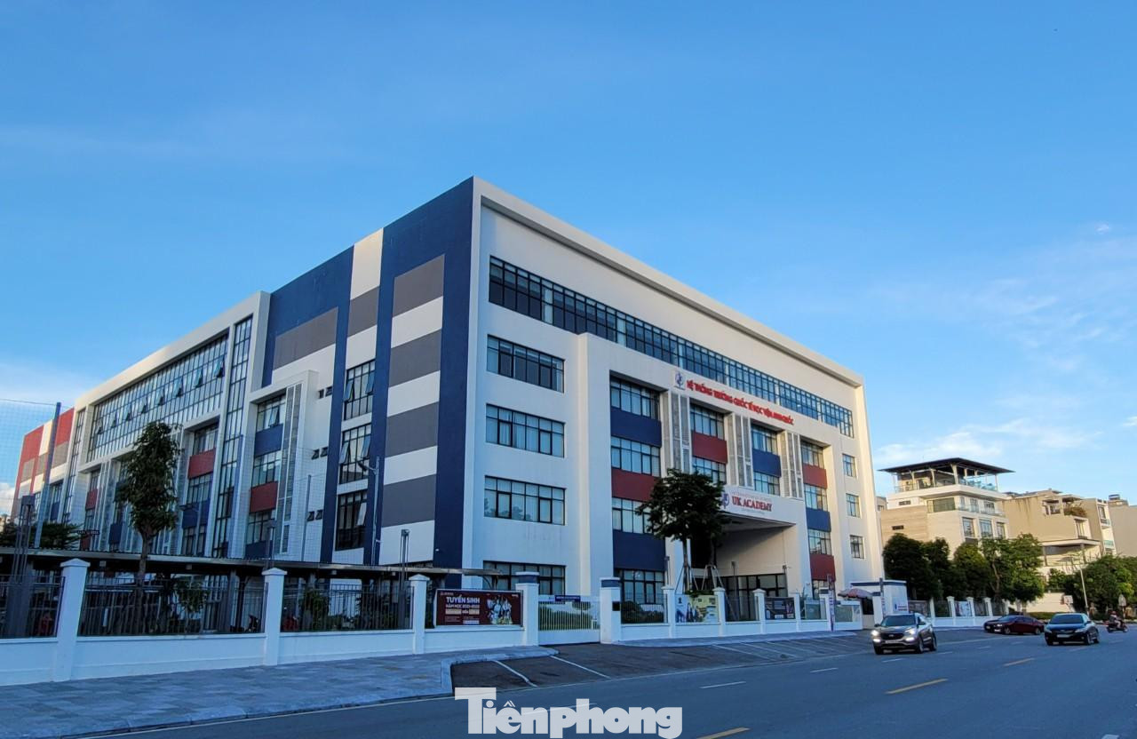 Việc dựa vào những lý do không xác đáng để đuổi học sinh rồi lại 'giao kèo' với phụ huynh để ra thông báo không đuổi học cùng hàng loạt vấn đề khuất tất trong hoạt động giáo dục của trường UKA Hạ Long đang là vấn đề quan tâm của nhiều phụ huynh đang có con theo học tại đây.