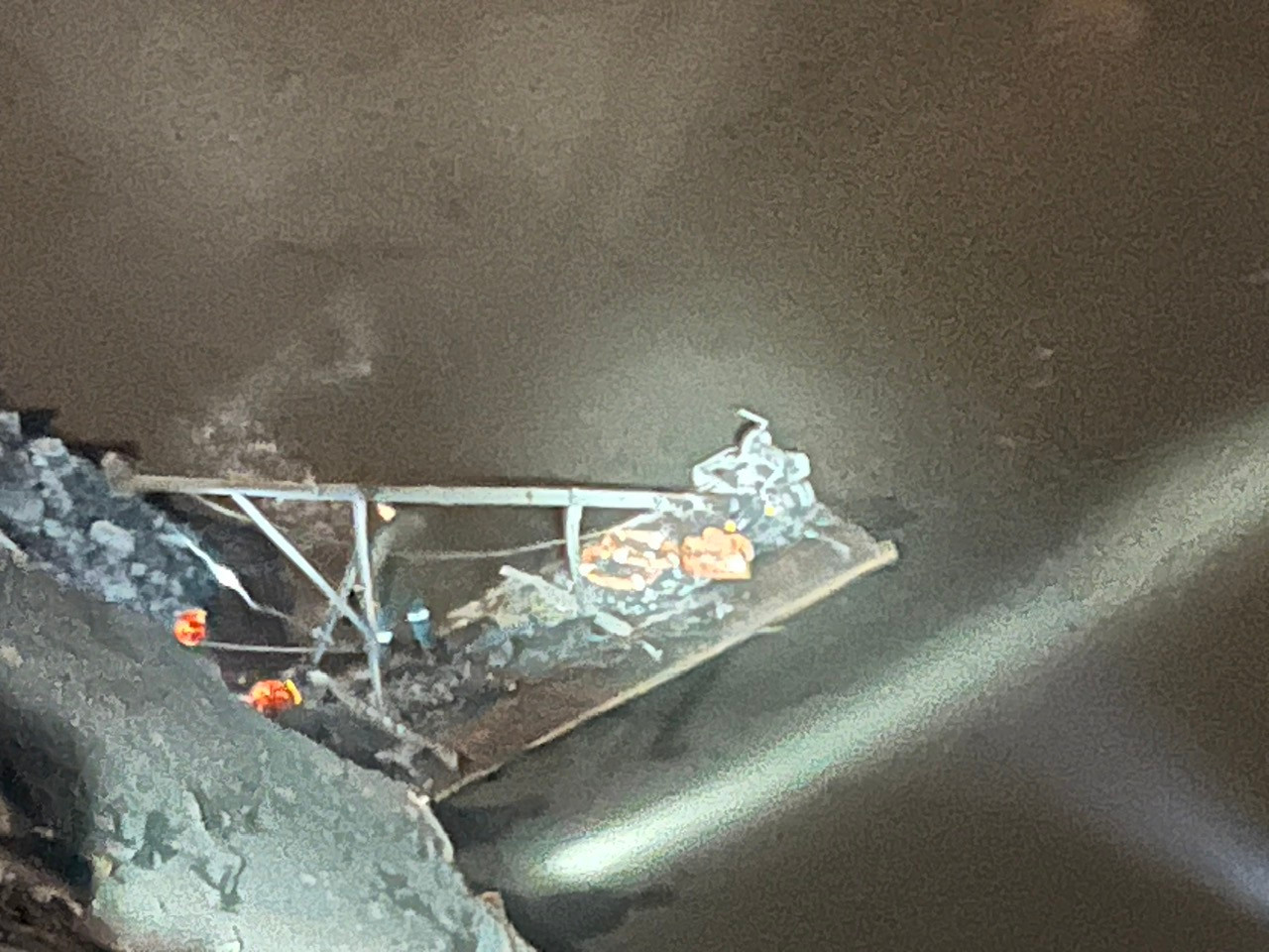 Công tác cứu hộ được triển khai xuyên đêm tại vị trí xảy ra tai nạn.