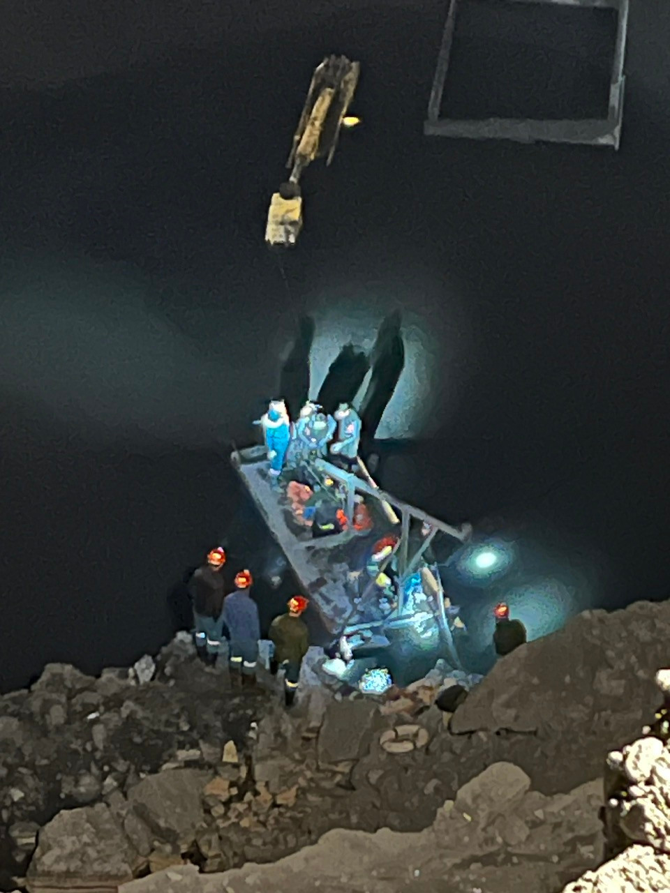 Lực lượng chức năng nỗ lực tìm kiếm thi thể nạn nhân. Lực lượng chức năng nỗ lực tìm kiếm thi thể nạn nhân.