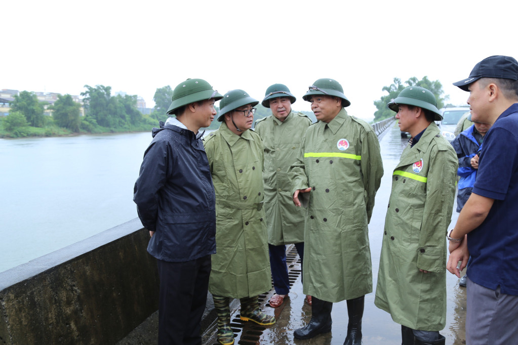 Thứ trưởng Nguyễn Hoàng Hiệp (người đứng giữa đang chỉ đạo) kiểm tra công tác phòng chống bão ở TP Móng Cái. Ảnh QMG.