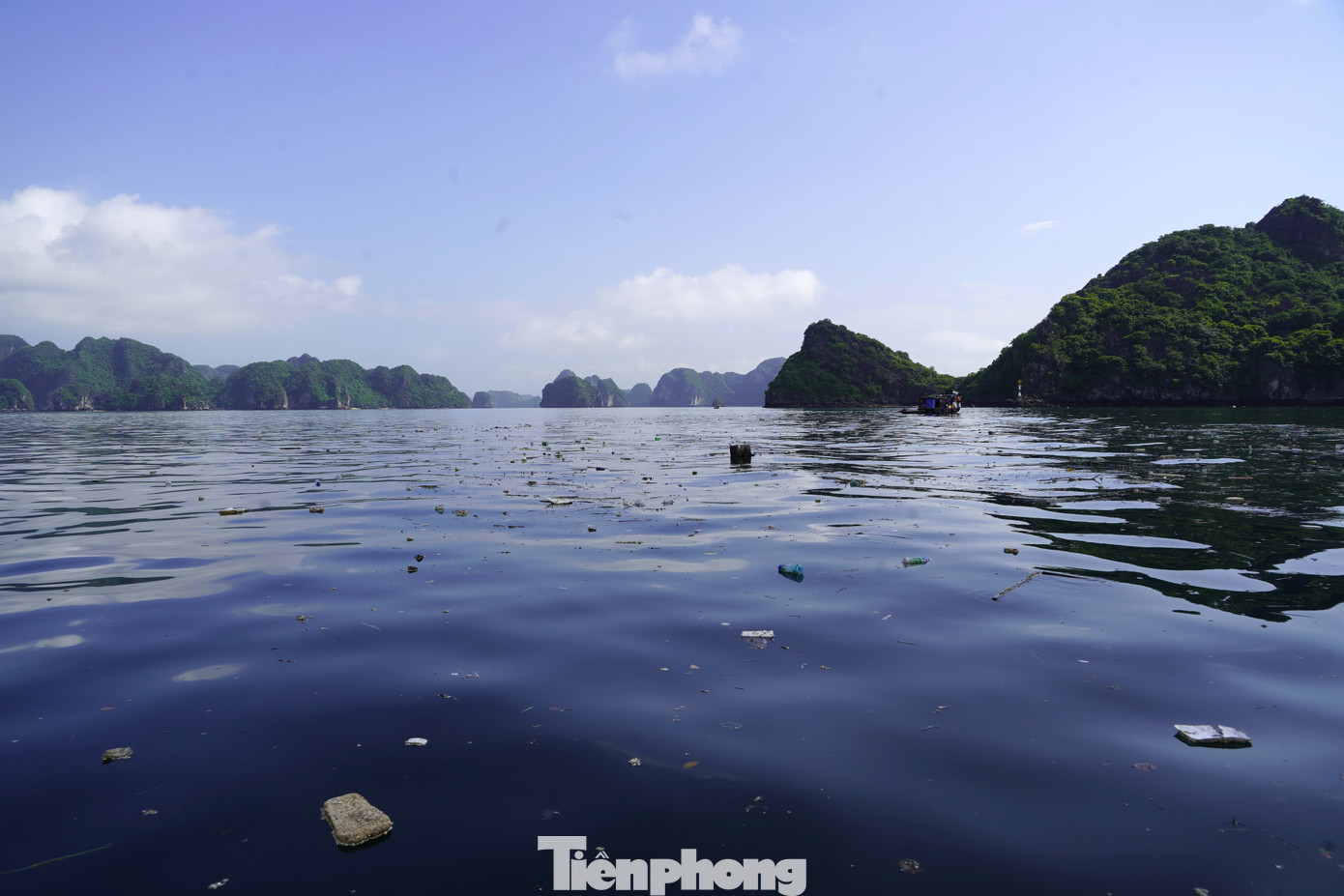 Rác trôi nổi trên Di sản vịnh Hạ Long.