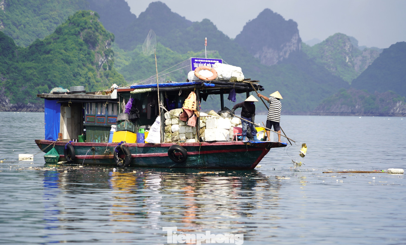 Mỗi ngày có hàng chục khối rác được vớt lên từ vịnh Hạ Long. Mỗi ngày có hàng chục khối rác được vớt lên từ vịnh Hạ Long.