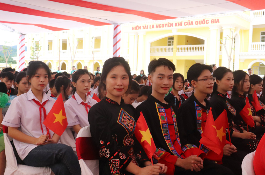 Niềm vui của các em học sinh trong ngôi trường mới. Niềm vui của các em học sinh trong ngôi trường mới.