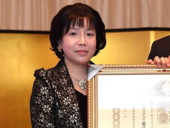 Bị cáo Nguyễn Thị Thanh Nhàn (Chủ tịch HĐQT kiêm Tổng Giám đốc Công ty AIC) tiếp tục bị xét xử vắng mặt nếu không trình diện. Bị cáo Nguyễn Thị Thanh Nhàn (Chủ tịch HĐQT kiêm Tổng Giám đốc Công ty AIC) tiếp tục bị xét xử vắng mặt nếu không trình diện.