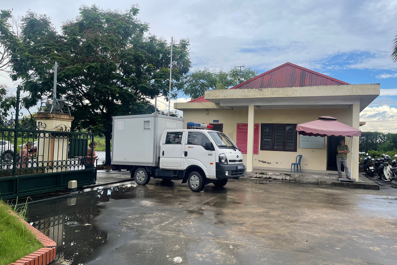 8h05 sáng 26/6, xe chở phạm nhân có mặt tại TAND tỉnh Quảng Ninh.