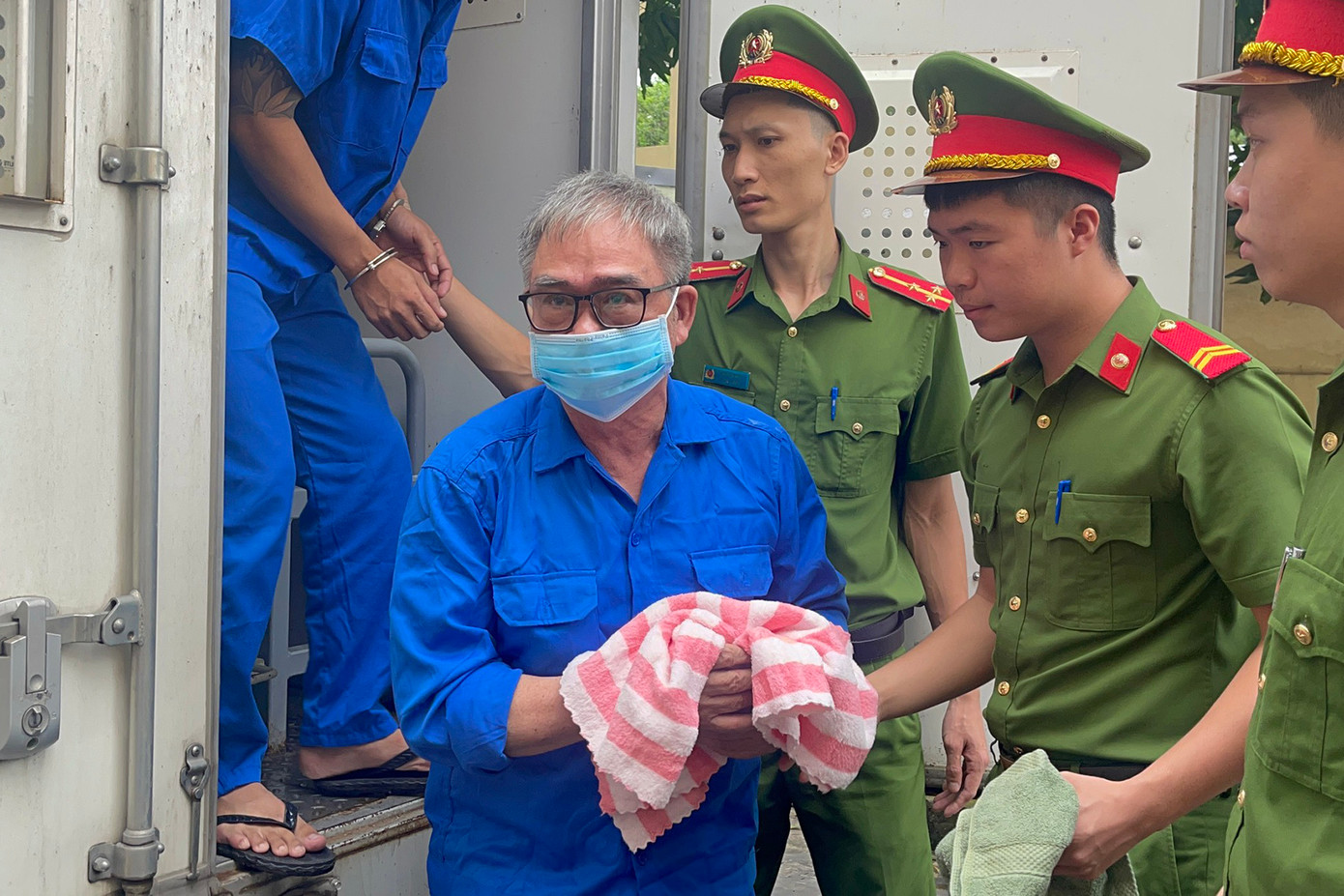 Ông Đỗ Hữu ca tiều tụy bước xuống xe để vào phòng xét xử.