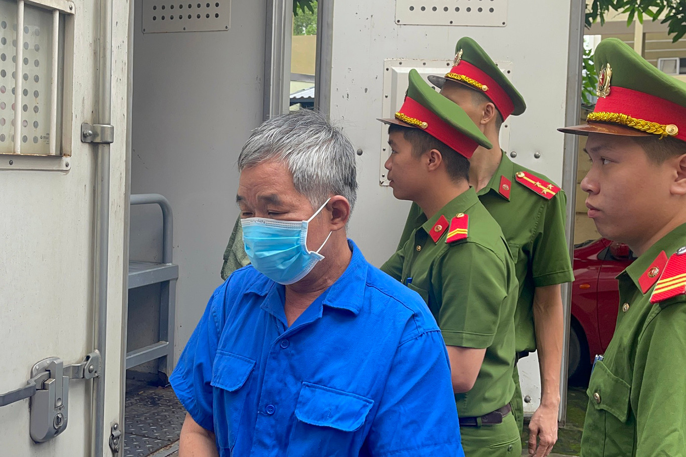 Bị cáo Trương Xuân Đước cùng các đồng phạm cũng được dẫn giải tới tòa.