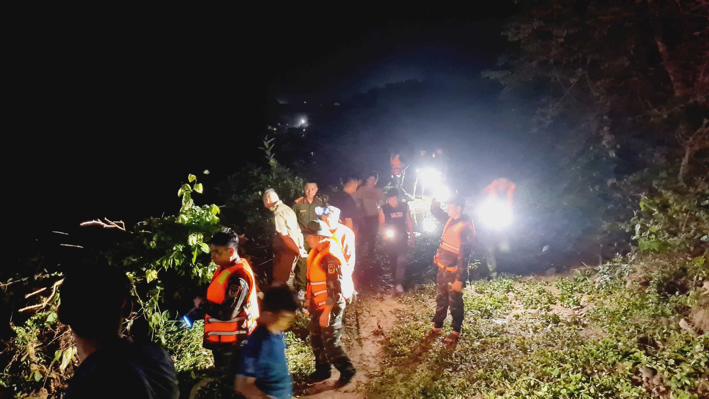 Các lực lượng xuyên đêm tìm kiếm nạn nhân mất tích. Các lực lượng xuyên đêm tìm kiếm nạn nhân mất tích.