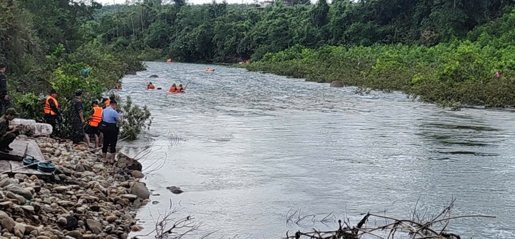 Huy động hơn 1.000 người tham gia tìm kiếm 2 nạn nhân mất tích. Huy động hơn 1.000 người tham gia tìm kiếm 2 nạn nhân mất tích.